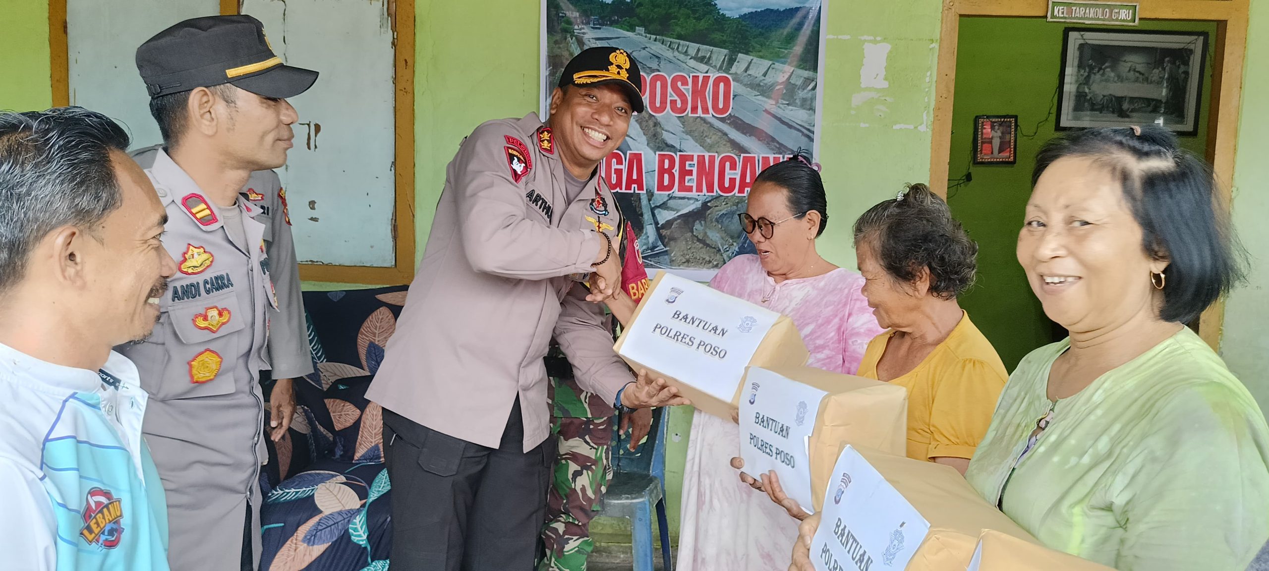 Kapolres Poso AKBP Arthur Sameaputty, S.I.K memberikan bantuan berupa paket sembako kepada 19 warga yang terdampak jalan amblas di Desa Watuawu, Rabu(29/1/2025).