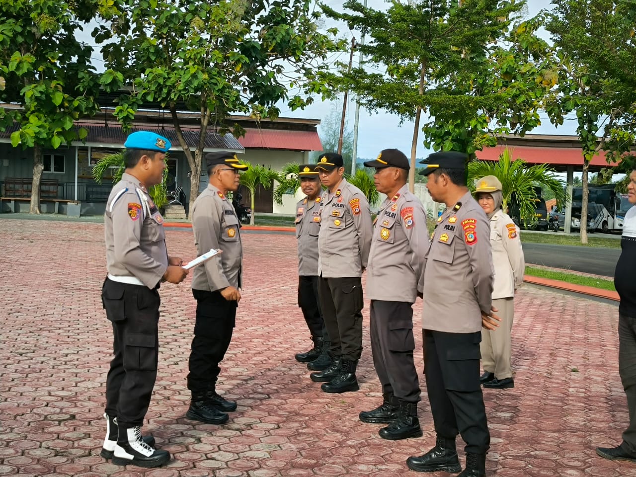 Wakapolres Touna, Kompol Mulyadi pelaksanaan apel pagi yang diikuti oleh pejabat utama dan personel. di halaman Mapolres Touna Jalan Merdeka, Kelurahan Uemalingku, Kecamatan Ratolindo, Kabupaten Touna, Kamis (30/1/2025).