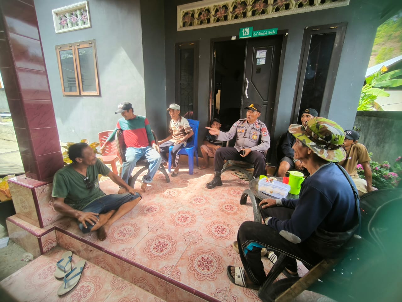 Sat Binmas menggelar Jumat Curhat di Desa Saluaba, Kecamatan Ampana Kota, Jumat (31/1/2025)