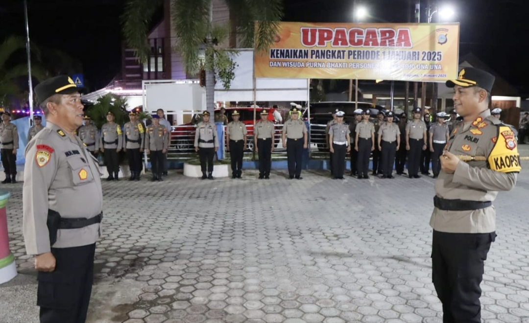 Polres Tojo Una Una (Touna) AKBP Ridwan J.M. Hutagaol, S.I.K., S.H. pimpin upacara laporan kenaikan pangkat Anggota Polri Polres Touna periode 1 Januari 2025, Selasa (31/12/2024) malam.