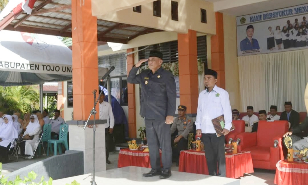 Pj Sekretaris Daerah (Sekda) Kabupaten Tojo Una Una (Touna), Alimudin Muhammad bertindak sebagai inspektur upacara Hari Amal Bakti (HAB) ke-79 Kementerian Agama di lapangan Kantor Kementerian Agama Kabupaten Tojo Una Una, Jumat (3/1/2025).