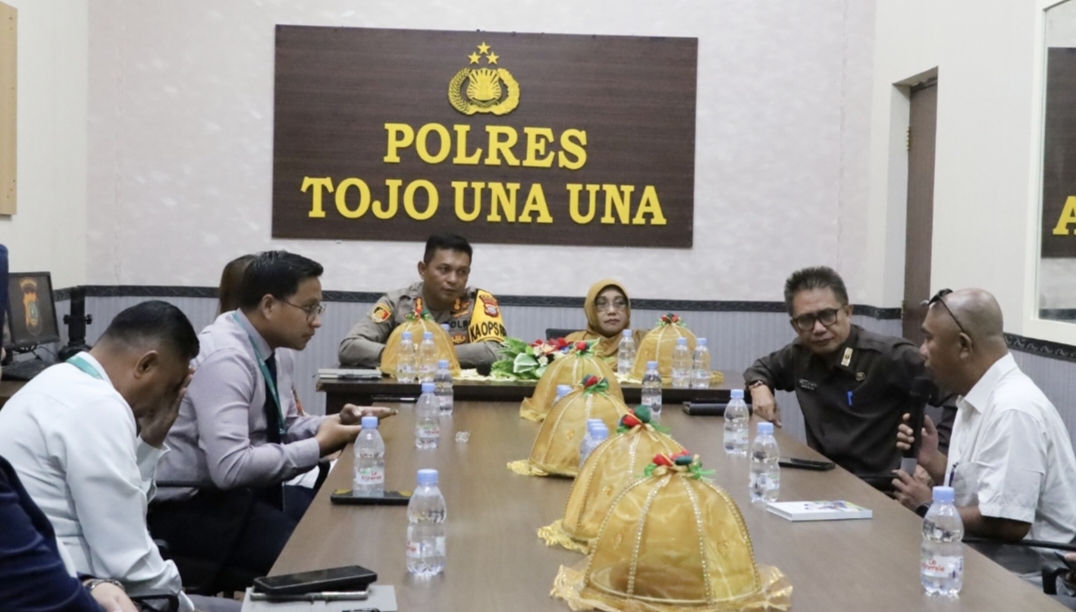 Polres Tojo Una Una (Touna) melaksanakan dilaksanakan Rapat Koordinasi (Rakor) dugaan peredaran uang palsu di wilayah Touna, Selasa (07/01/2025) di Aula Rupatama Mapolres Touna.