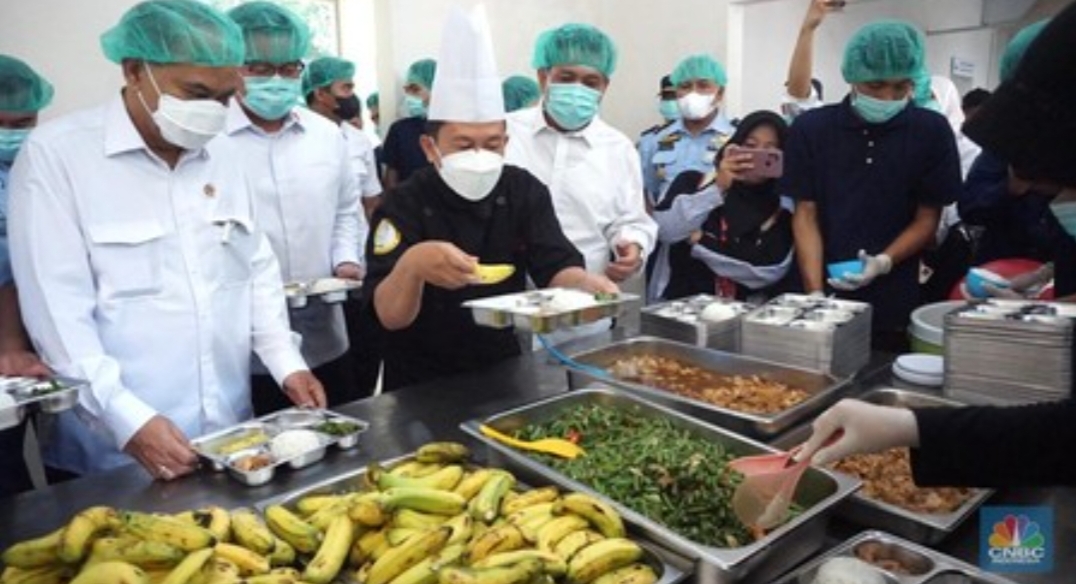 Foto: Menteri Koperasi (Menkop) Budi Arie setiadi meninjau dapur produksi makan bergizi gratis (MBG) di Dapur Sehat Anak Bangsa SPPG dan Sekolah SD 05 Halim Perdanakusuma, Jakarta Timur pada Senin (6/1/2024). (CNBC Indonesia/Muhammad Sabki)