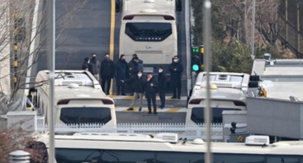 Situasi penjagaan ketat di rumah Presiden Korsel Yoon Suk Yeol. Foto: AFP/JUNG YEON-JE