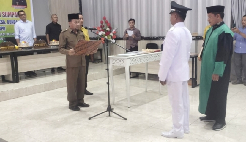 Wakil Bupati Touna Ilham Lawidu Lantik Kepala Desa Luok Minggu (12/1/2025).