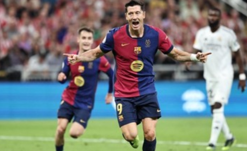 Selebrasi penyerang Barcelona Robert Lewandowski usai cetak gol ke gawang Real Madrid. (AFP/FADEL SENNA)