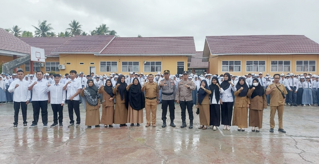 Sat Binmas polres touna melaksanakan Himbauan Kamtibmas di SMK Komputer Ampana Kota. Jalan Tadulako Kelurahan. Ampana Kecamatan Ampana Kota. Senin (13/1/2025)