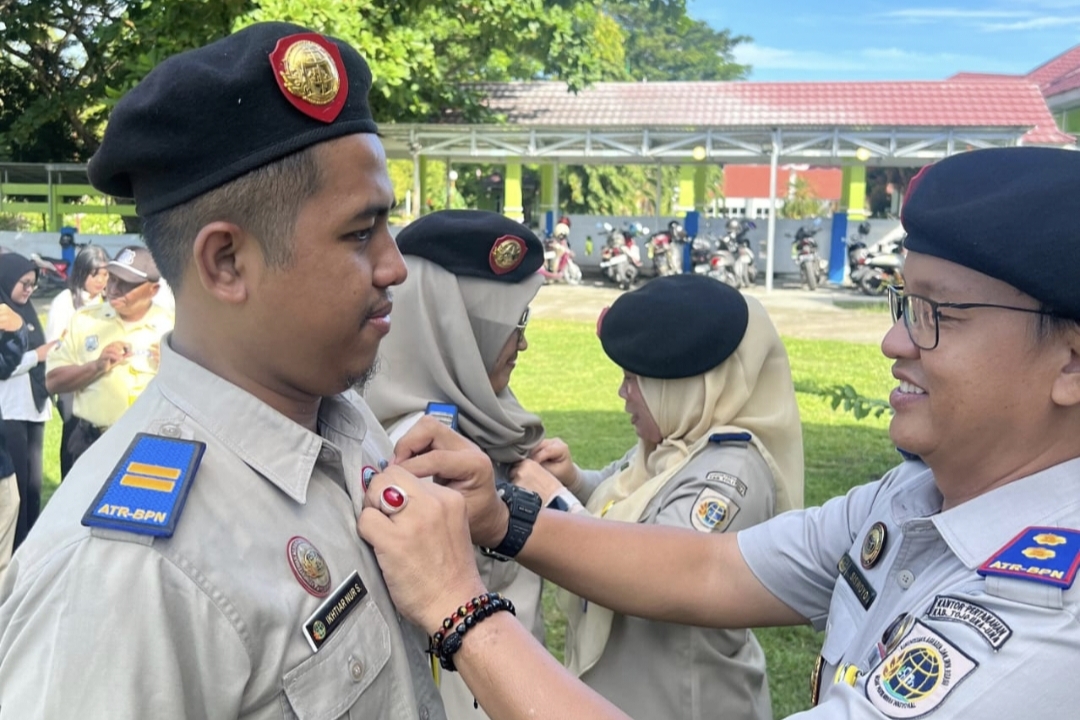 Pemasangan Pin Wilayah Bersih dari Korupsi (WBK) oleh Kepala Kantor Pertanahan Touna Siswoyo, S.ST., M.A.P. Senin (13/1/2024)
