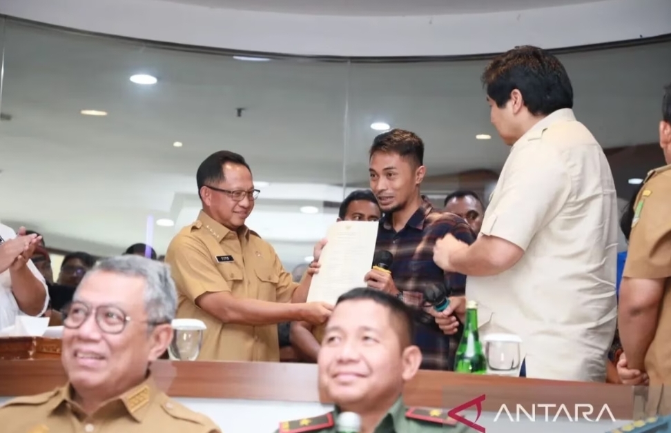 Menteri Dalam Negeri Tito Karnavian dalam acara Peresmian Layanan PBG 10 Jam Selesai dan Penyerahan Sertifikat kepada Penerima Layanan PBG di Tangerang Live Room, Kota Tangerang, Banten, Selasa (14/1/2025). (ANTARA/HO-Puspen Kementerian Dalam Negeri)
