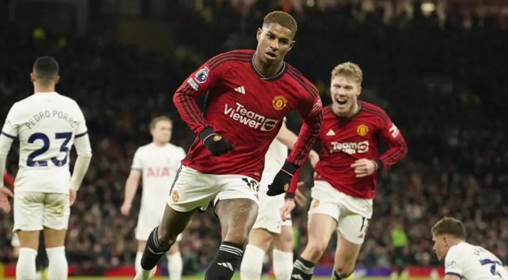 Pemain Manchester United, Marcus Rashford (tengah)m, diklaim cuma mau bergabung dengan 1 klub jika harus meninggalkan Old Trafford di bursa transfer Januari 2025. (AP Photo/Dave Thompson)
