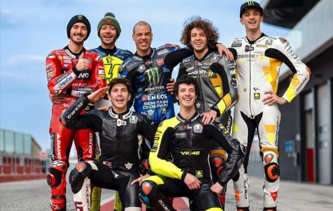 Valentino Rossi dan para anggota VR46 Riders Academy. (c) VR46 Riders Academy