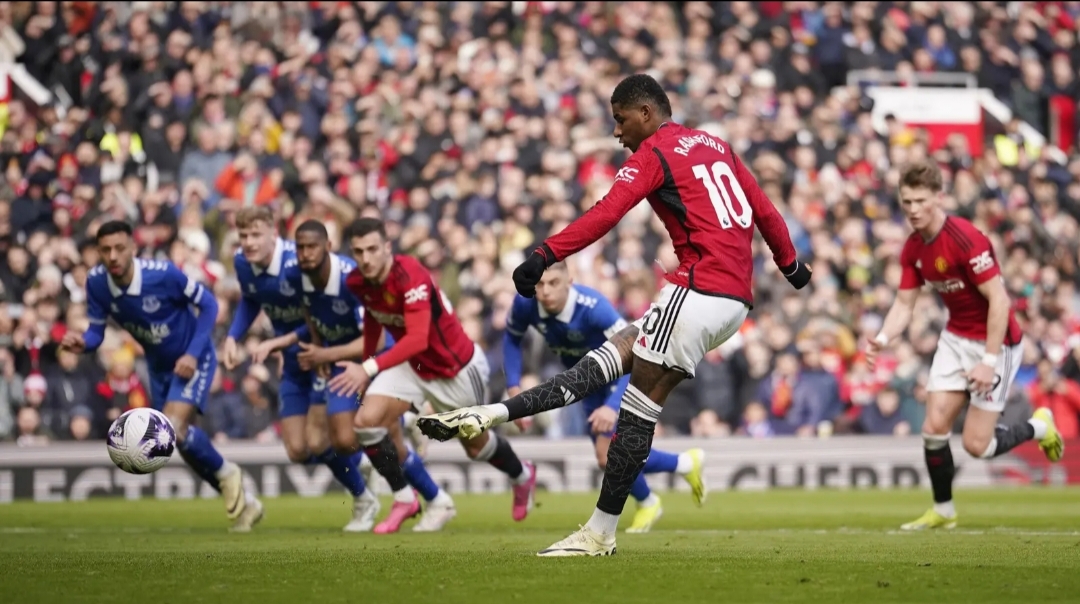 Striker Manchester United, Marcus Rashford mencetak gol kedua timnya lewat eksekusi penalti ke gawang Everton pada laga pekan ke-28 Premier League 2023/2024 di Old Trafford Stadium, Manchester, Sabtu (9/3/2024). (AP Photo/Dave Thompson)