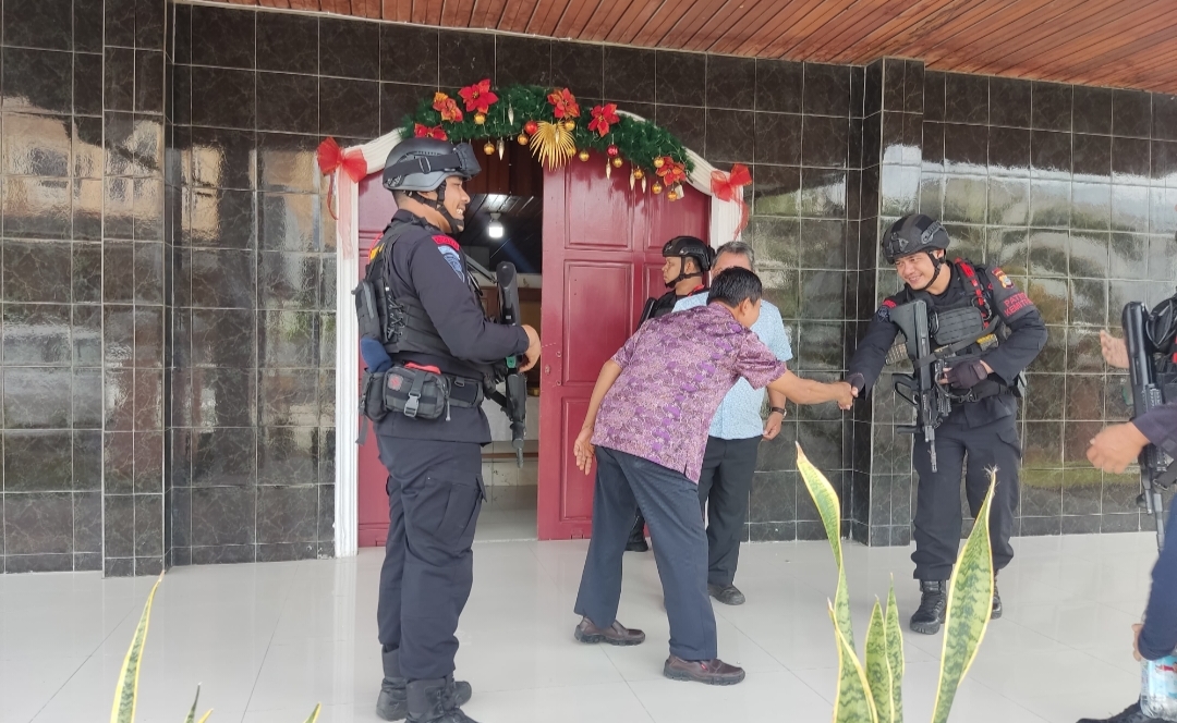 Satuan Brimob Polda Sulawesi Tengah, mengintensifkan patroli di berbagai wilayah strategis Kota Palu. Minggu (26/1/2025)