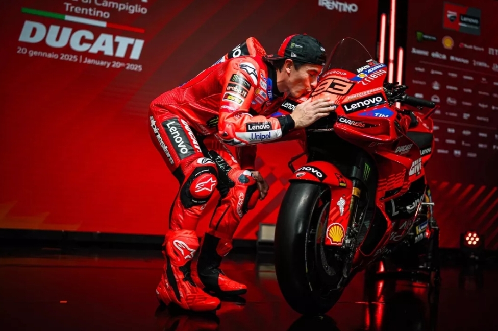 Logo Monster muncul di sisi dan pelindung topi Marc Marguez, serta pada setelan dan motornya (Foto oleh: Ducati Corse)