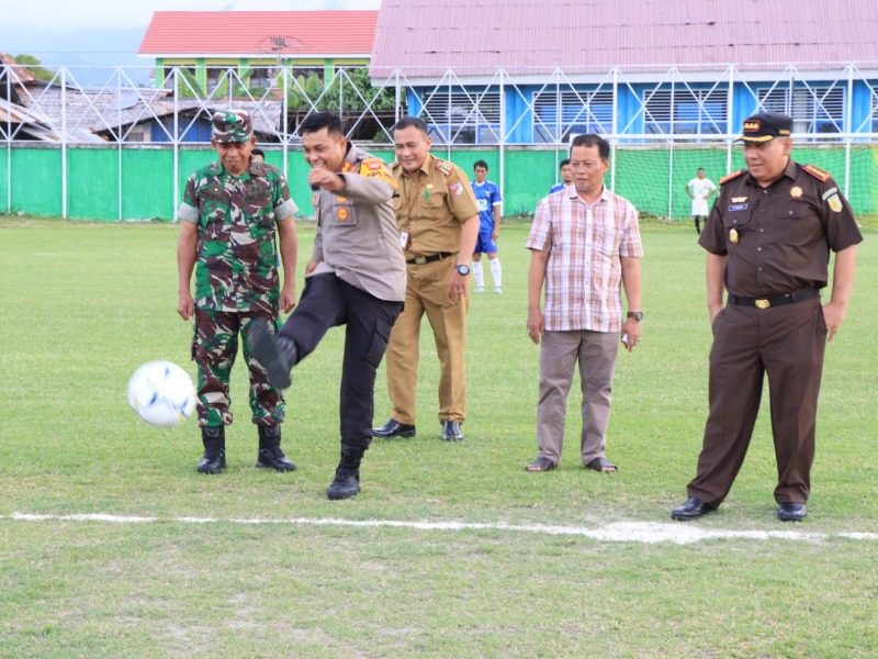 Kapolres Touna, AKBP Ridwan J. M. Hutagaol, SIK, SH secara resmi membuka open turnamen sepak bola Kapolres Touna Cup 2025 di Lapangan Stamina Ampana, Senin (3/2/2025).