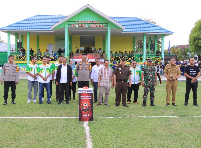 Pj Sekda Kabupaten Tojo Una-Una (Touna), Alimudin Muhammad, menghadiri acara pembukaan open turnamen sepak bola Kapolres Touna Cup 2025 di Lapangan Stamina Ampana, Senin (3/2/2025).