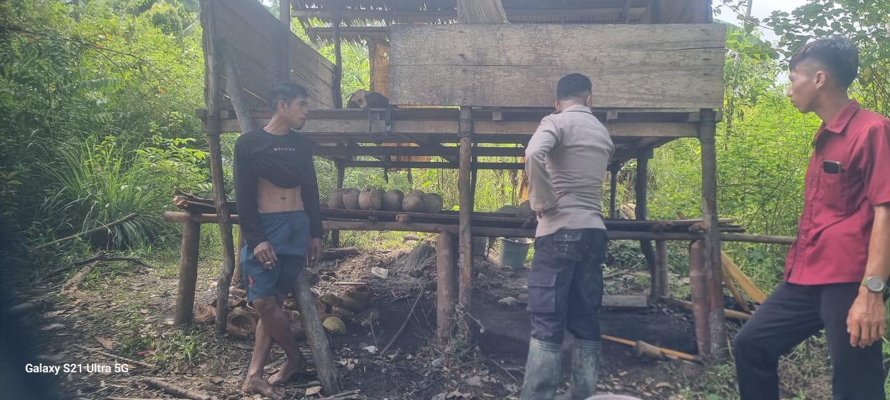 Iptu Mustarim Abbas memimpin Razia peredaran minuman keras (Miras) di Desa Matobiai Kecamatan Togean Kabupaten Tojo Una Una, Selasa (4/2/2025).