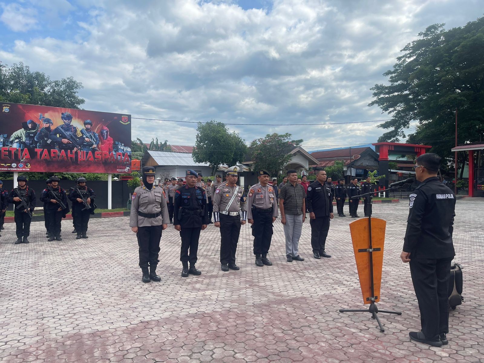 Polda Sulteng, Apel siaga dipimpin Wakasatgas Humas AKBP Sugeng Lestari di lapangan Detasemen Gegana Satbrimob Polda Sulteng Jalan Pemuda Palu, Sabtu 08/02/2025 pagi.