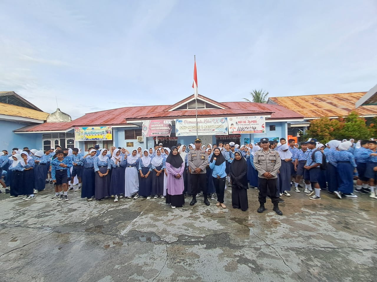 KBO Sat Binmas Polres Tojo Una Una (Touna) Ipda Riono bersama Kanit Bintibsos Aipda Ade Saiful melaksanakan kunjungan di SMP Negeri 1 Ratolindo, Rabu (12/2/2025) Jam 07.15 Wita.