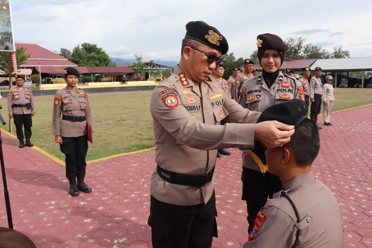 Direktur Samapta (Dirsamapta) Kombes Pol Richard B. Pakpahan, S.I.K., M.H. memimpim pelaksanaan pembaretan Bintara remaja yang bertugas di Ditsamapta Polda Sulteng, Kamis (13/2)