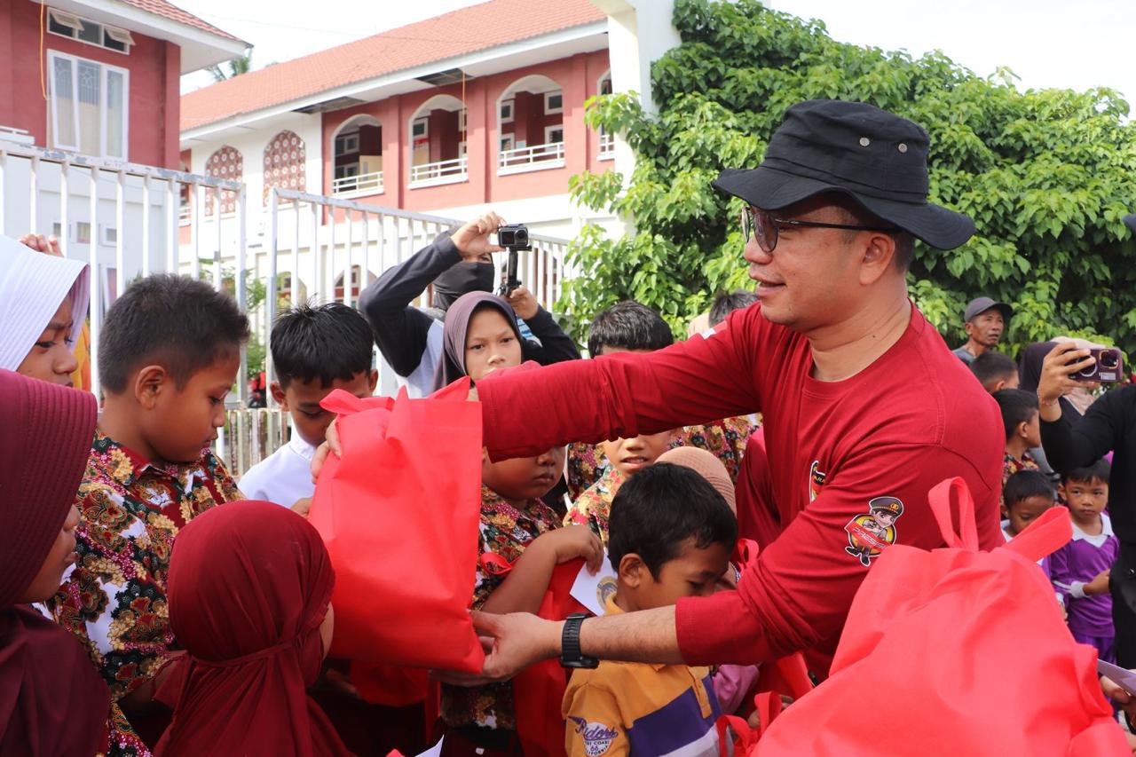 Direktur Samapta (Dirsamapta) Kombes Pol Richard B. Pakpahan, S.I.K., M.H. melaksanakan bakti sosial. Bantuan berupa kebutuhan pokok diberikan kepada masyarakat sebagai wujud kepedulian Polri terhadap lingkungan sekitar. Kamis (13/2/2025