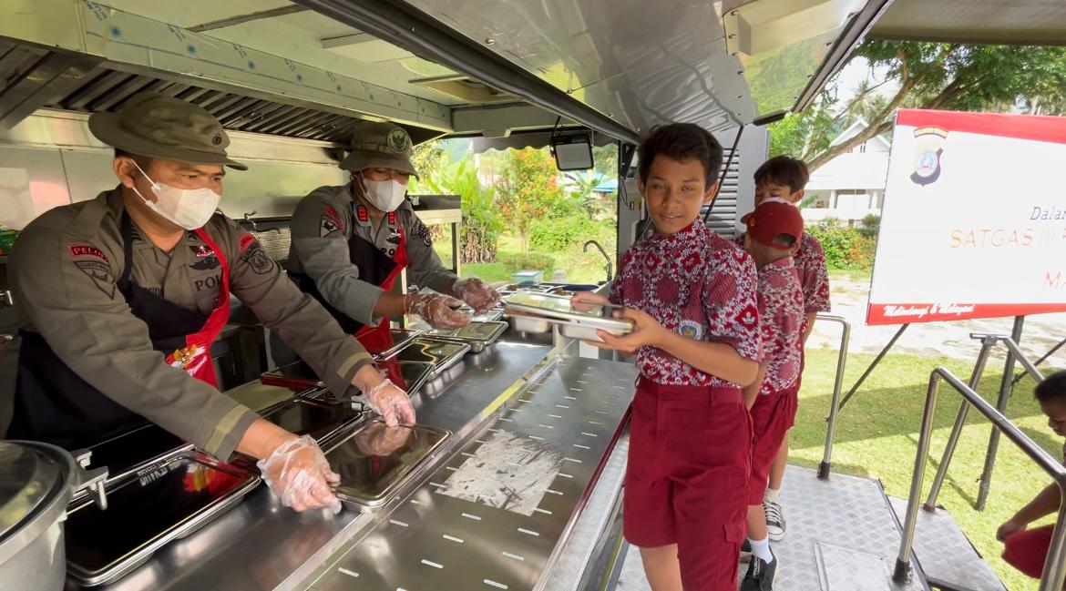 Satgas III Preventif kembali melaksanakan kegiatan Makan Bergizi Gratis (MBG) di SDN Kawende, Kecamatan Poso Pesisir Utara, pada Kamis (13/2/2025).