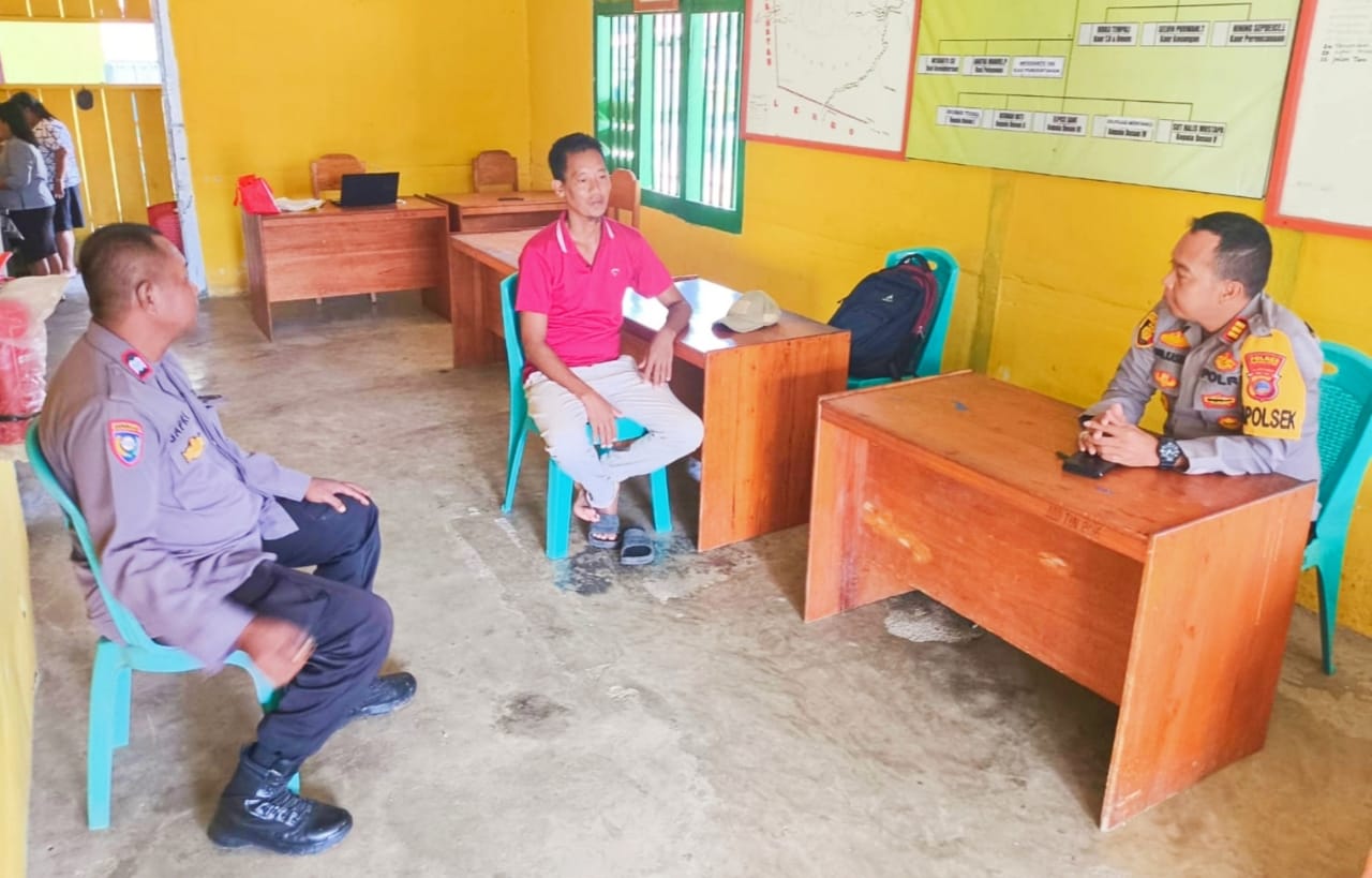 Perbincangan dalam patroli dialogis antara Kapolsek Petasia dan Warga berlangsung akrab (Foto: Ist)