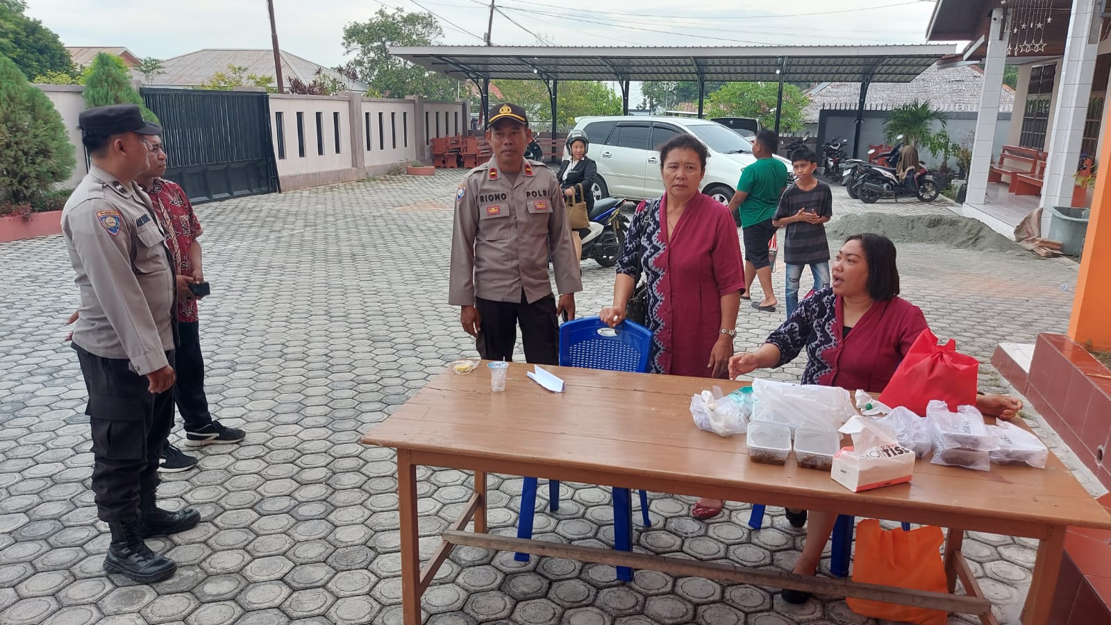Sat Binmas Polres Touna melaksanakan kegiatan Minggu Kasih Di Gereja GKST Ampana, Minggu (23/2/2025).