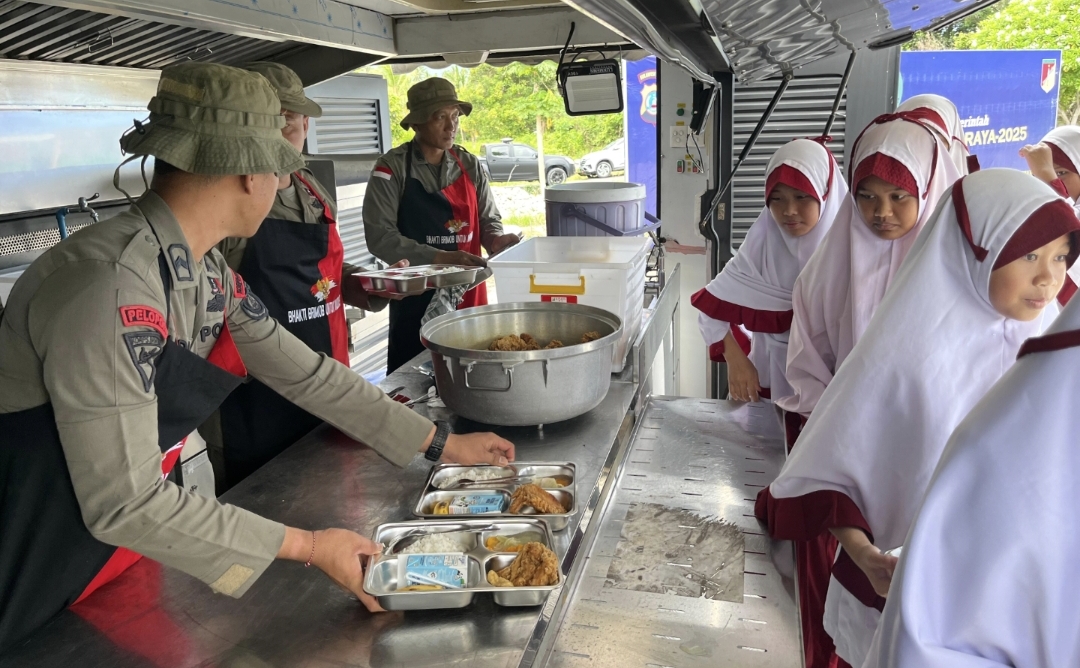 Satgas III Preventif Ops Madago Raya menggelar kegiatan Makan Bergizi Gratis (MBG) di SDIT Permata Islam 2 Tabalu, Kecamatan Poso Pesisir, Kabupaten Poso, pada Senin (3/2/2025).