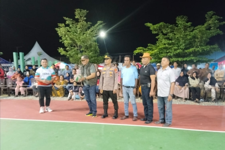Pembukaan turnamen ditandai dengan servis bola pertama oleh Pj Sekda Alimudin Muhammad didampingi Waka Polsek Ampana Kota Ipda Ahmad Afandi, Lurah Uentanaga Bawah, Lurah Muara Toba, Ketua Panitia penyelenggara.