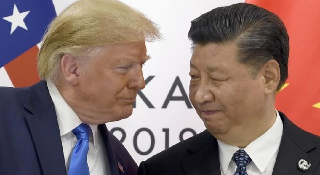 Foto: Presiden AS Donald Trump, kiri, bertemu dengan Presiden China Xi Jinping selama pertemuan di sela-sela KTT G-20 di Osaka, Jepang 2019. (AP/Susan Walsh/File Foto)