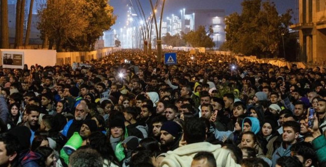 Foto: Orang-orang berkumpul untuk memperingati dua tahun gempa bumi dahsyat tersebut sembari mengenang keluarga dan teman-teman mereka yang telah tiada, di Hatay, Turki, pada tanggal 6 Februari 2025. Gempa berkekuatan 7,8 skala Richter yang terjadi pada dini hari tanggal 6 Februari 2023 tersebut telah meratakan kota-kota besar dan kecil. (REUTERS/SERDAR OZSOY)