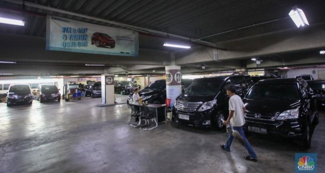 Foto: Suasana penjualan mobil bekas yang ditawarkan di ruang pamer Bursa Mobil WTC Mangga Dua, Jakarta, Selasa (10/12/2024). (CNBC Indonesia/Faisal Rahman)
