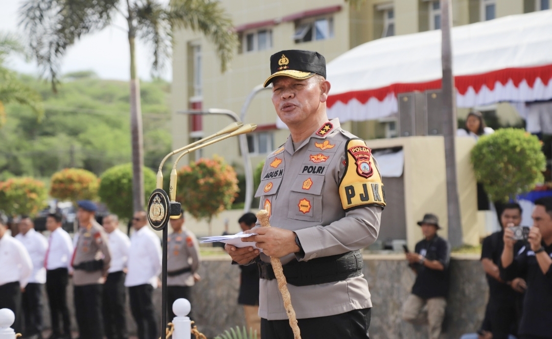 Kapolda Sulawesi Tengah Irjen Pol. Dr. Agus Nugroho memimpin apel gelar pasukan Operasi Keselamatan Tinombala 2025, yang berlangsung di Lapangan Polda Sulteng, Senin (10/2/2025)