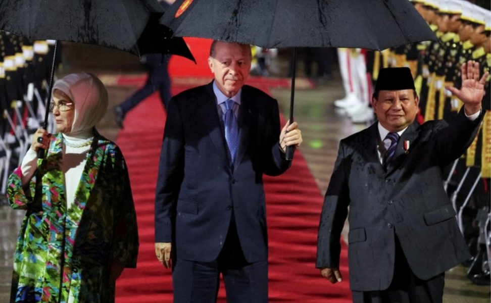 Prabowo sambut Erdogan di bandara (Foto: REUTERS/Ajeng Dinar Ulfiana)