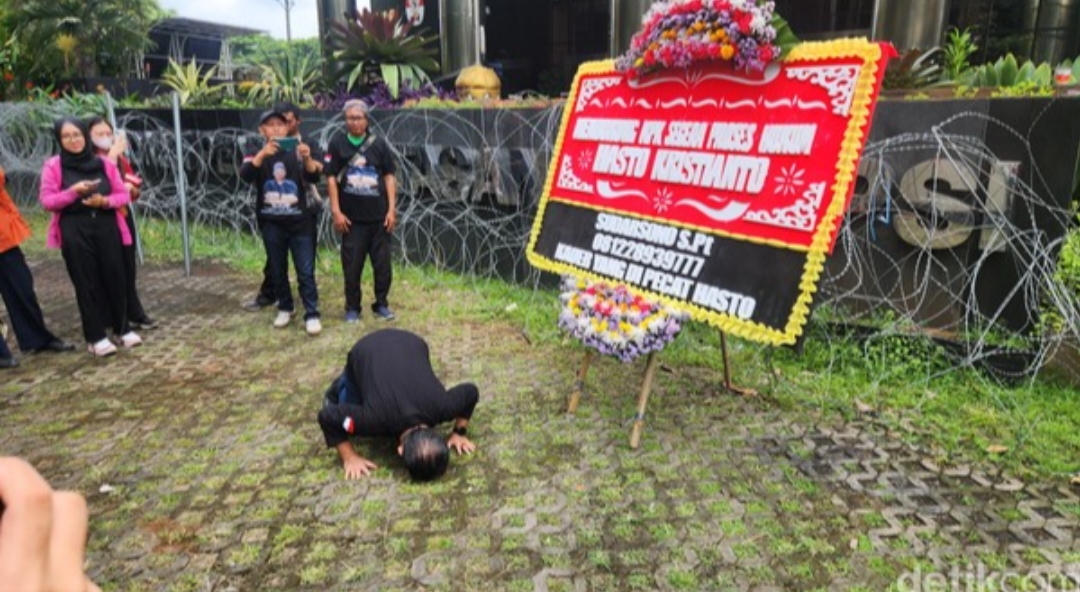 Foto: Eks kader PDIP, Sudarsono, sujud di KPK karena senang praperadilan Hasto tidak diterima pengadilan. (Adrial Akbar/detikcom)