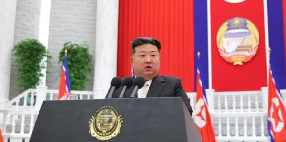 Pemimpin Korea Utara Kim Jong Un berbicara pada peringatan 76 tahun berdirinya negara tersebut di Pyongyang, Korea Utara, pada tanggal 9 September. Kim mengatakan Korea Utara telah menguji coba peluru kendali jelajah strategis dari laut ke permukaan.* /Korea Central News Agency/EPA-EFE