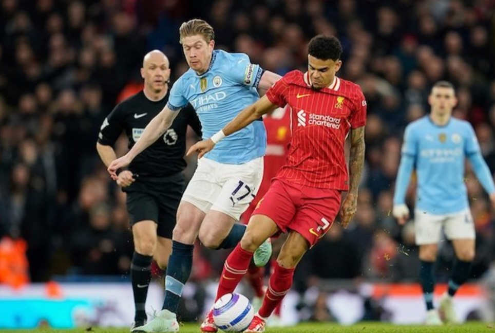 Duel Kevin De Bruyne dan Luis Diaz di laga Manchester City vs Liverpool, Premier League 2024/2025 (c) AP Photo/Dave Thompson