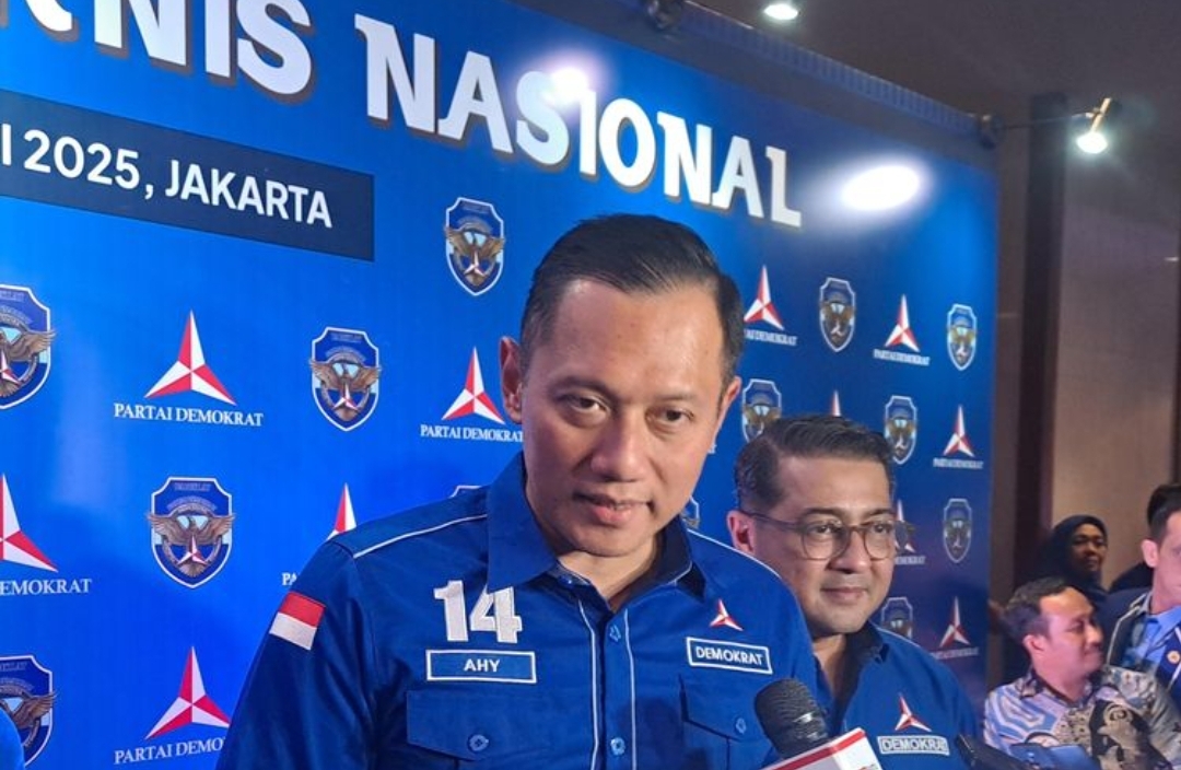 Ketum Partai Demokrat Agus Harimurti Yudhoyono (AHY) saat ditemui di Jakarta Pusat, Minggu (23/2/2025) malam. (KOMPAS.com/ADHYASTA DIRGANTARA)