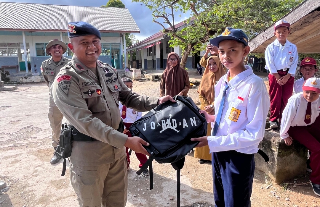 Satgas III Preventif Ops Madago Raya, memberikan bantuan berupa alat tulis menulis dan tas sekolah kepada para siswa SD SMP SATAP Uweralulu.