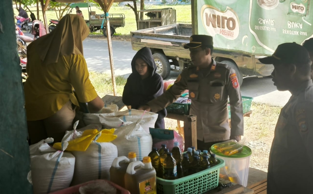 Sambang Ke Pasar memantau ketersedian sembako Menjelang Bulan Suci Ramadhan 1446 H. Di pasar sentral Ampana desa sansarino Kecamatan Ampana Kota, Kamis (27/2/2025).