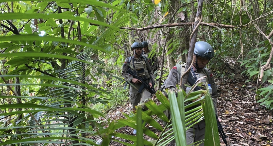 Tim Alfa 2 Satgas III Preventif Operasi Madago Raya intensif melaksanakan patroli di jalur klasik, bekas camp, hutan, dan pegunungan Kecamatan Poso Pesisir Selatan, Kabupaten Poso. Rabu (5/2/2025).