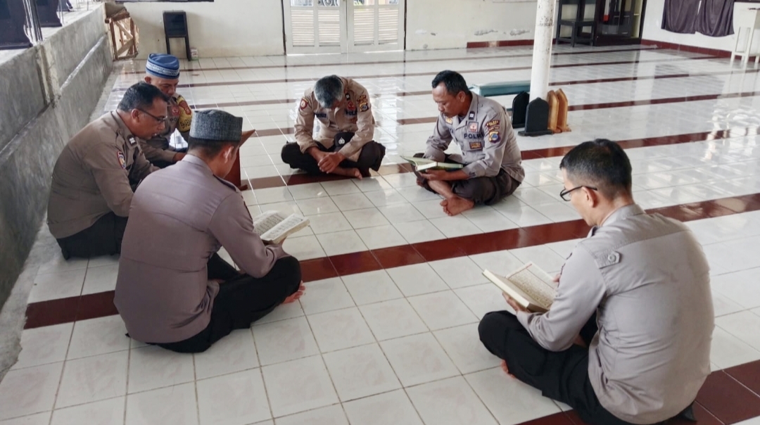 Polsek Ampana Kota Polres Touna rutin menggelar kegiatan Pembinaan Rohani dan Mental (Binrohtal) setiap hari Kamis.