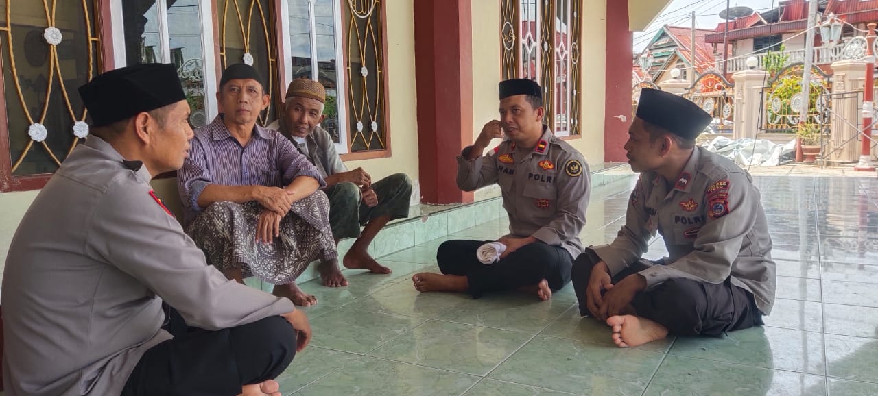 Da'i Polri melaksanakan kegiatan sambang silaturahmi kepada salah satu tokoh masyarakat, Abdul Hamid Labaso di Kelurahan Bonesompe, Kecamatan Poso Kota Utara, Kabupaten Poso, Senin (3/3/2025).