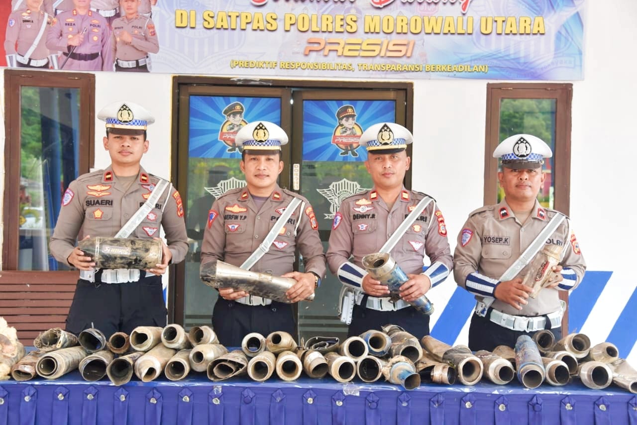 Satlantas Polres Morowali Utara bersama ratusan barang bukti Knalpot bising yang berhasil disita (Foto: Ist)