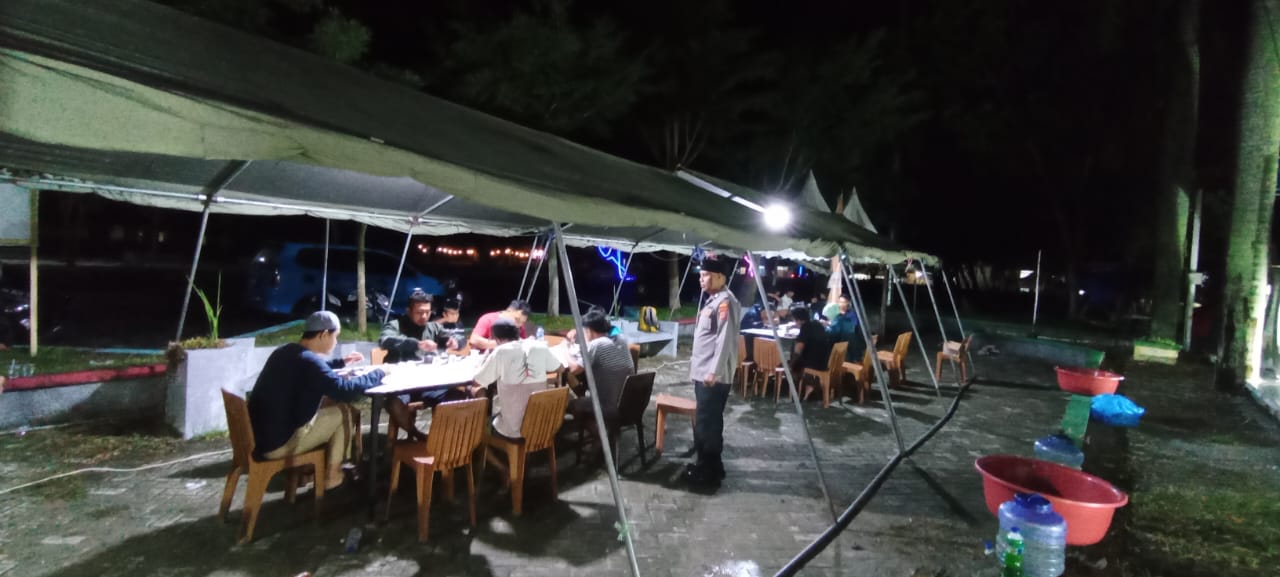 Satgas Madago Raya menggelar acara makan sahur gratis untuk masyarakat di Poso.