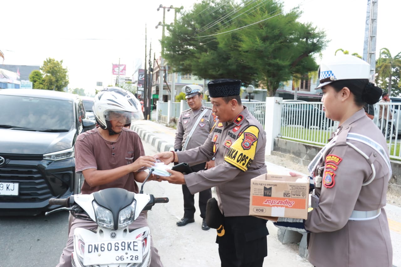 Polres Parigi Moutong menggelar aksi sosial Berbagi Berkah Di Bulan Suci Ramadhan dengan membagikan takjil kepada masyarakat. Sabtu (8/3/2025).