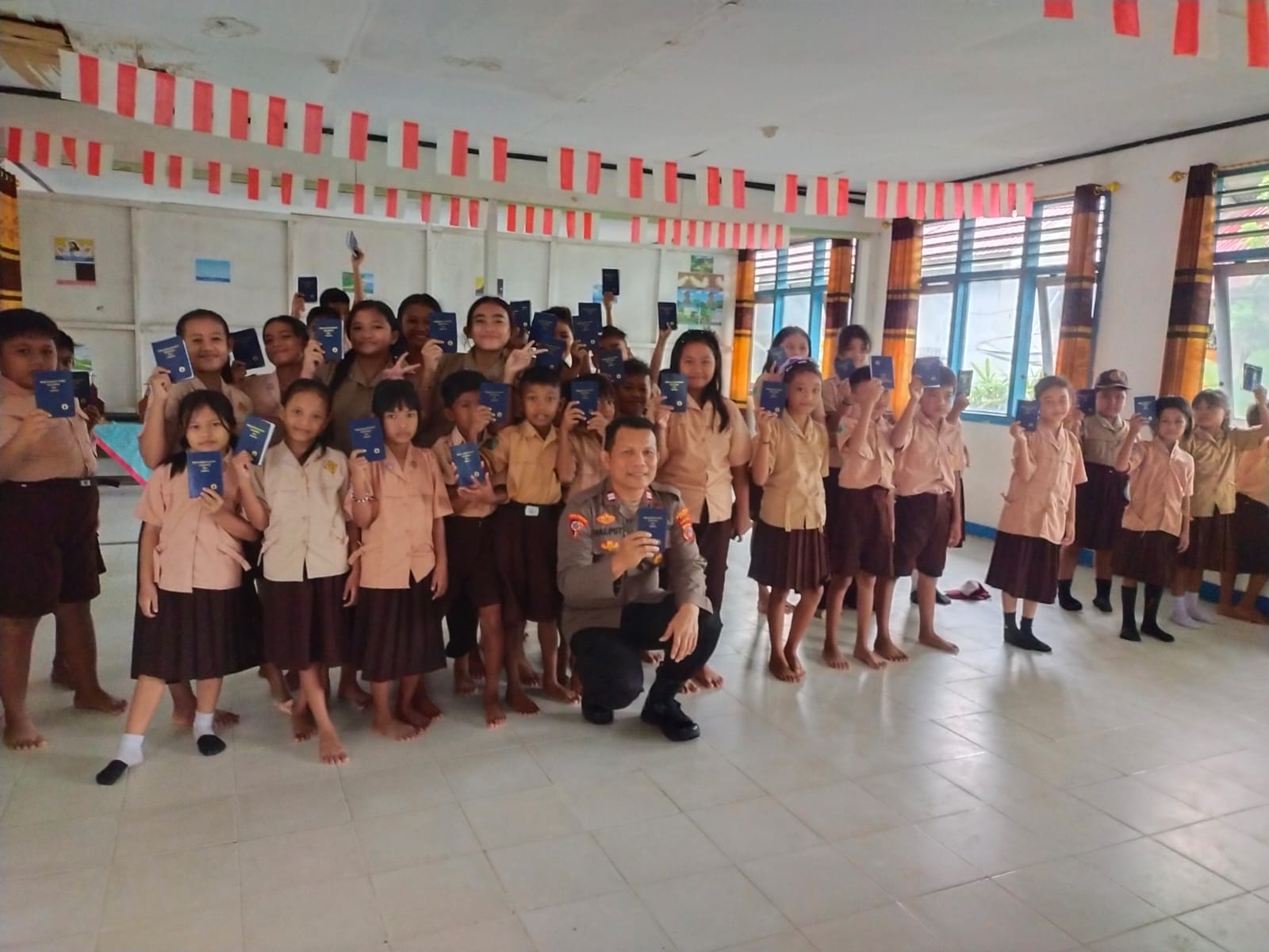 Satgas II Preemtif Ops Madago Raya, melaksanakan kegiatan kunjungan ibadah bersama di SDN Sepe, Kecamatan Lage, Kabupaten Poso, pada Sabtu (8/3/2025).