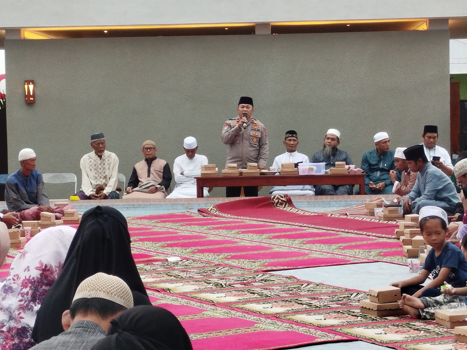 (Ditbinmas) menggelar buka puasa bersama di Masjid Nurul Yakin Kelurahan Mamboro, Palu, Senin (10/3/2025)