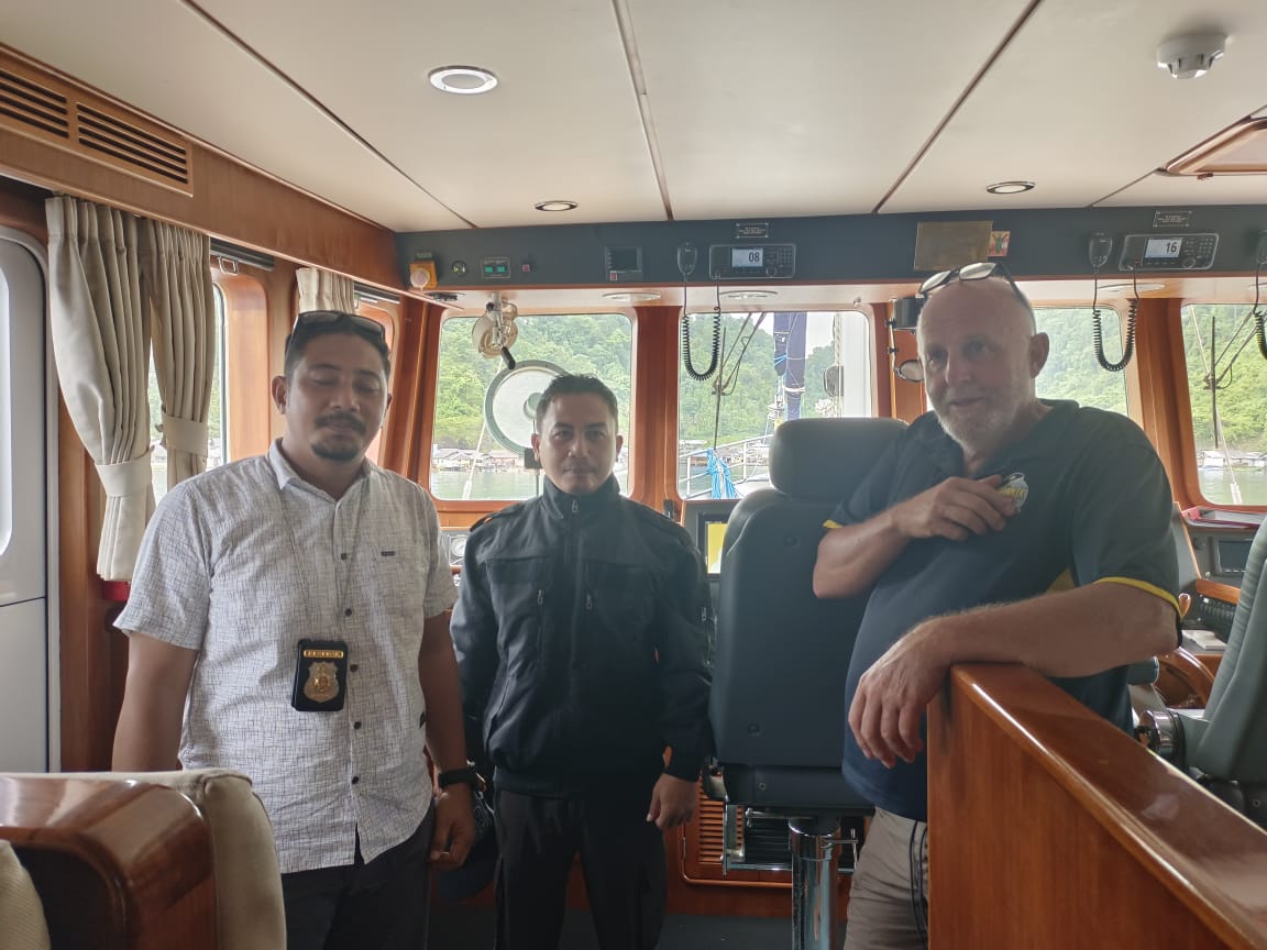 Polsek Dolong B mengawasi dan mengecek kapal asing yang berlabuh di wilayah perairan laut Desa Dolong B Kecamatan Walea Kepulauan (Wakep)